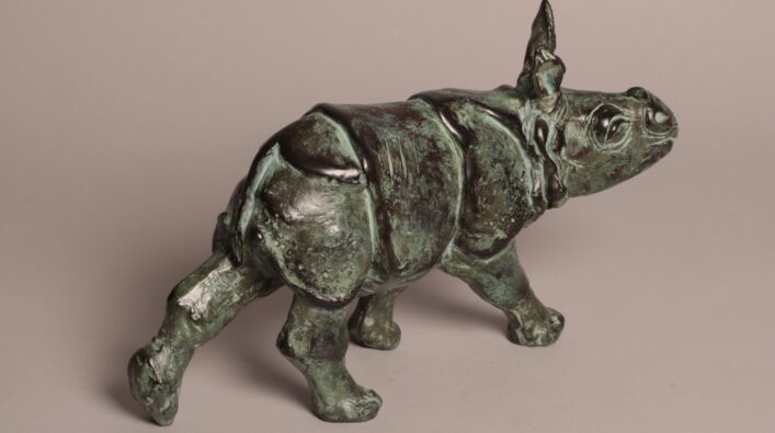 Een jonge neushoorn door kunstenares Hetty Heyster