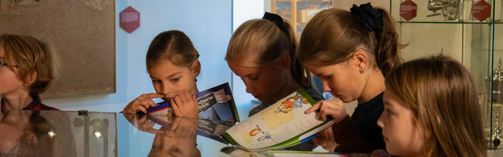Vier kinderen kijken naar de collectie van de Musea Zutphen